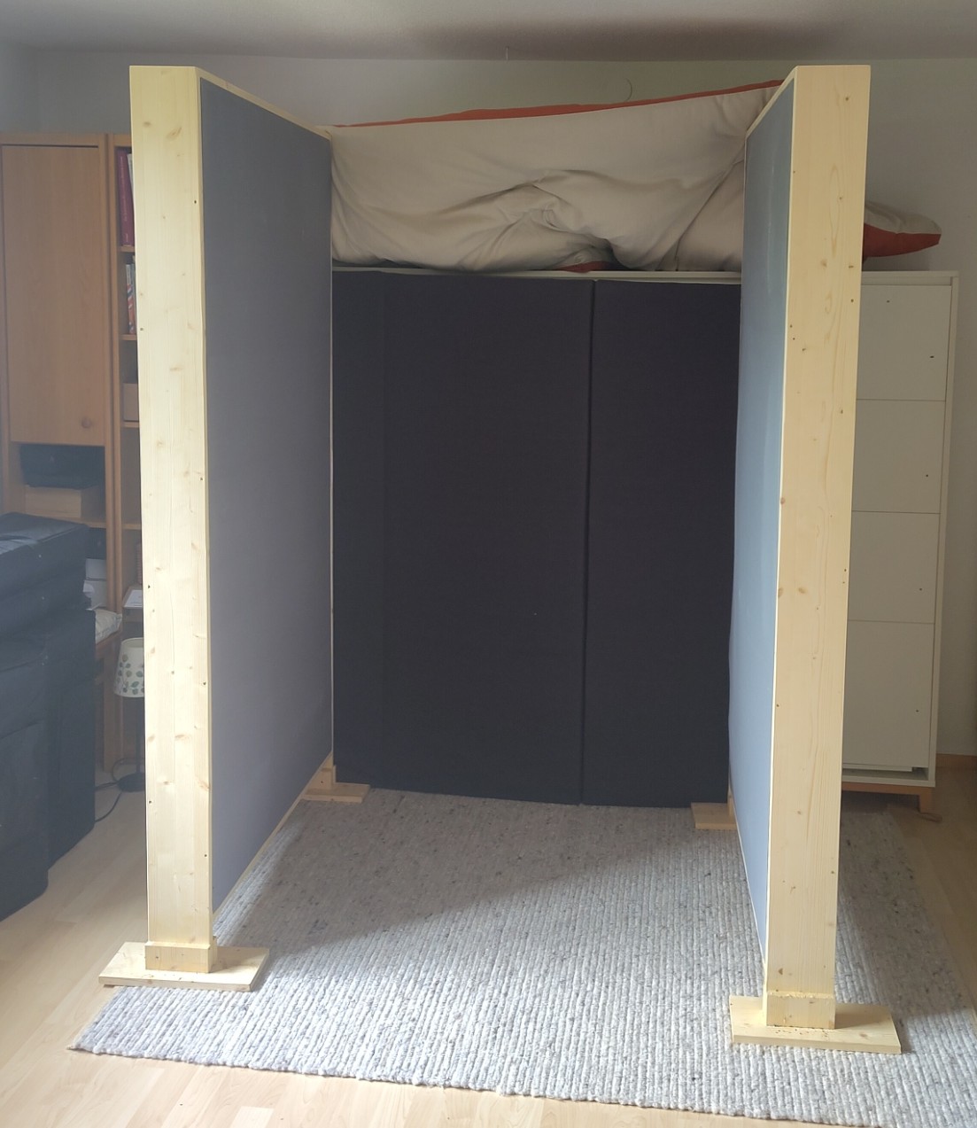 Gesangsraum mit selbst gebauten Absorbern – Pauls Tonstudio, Vorarlberg